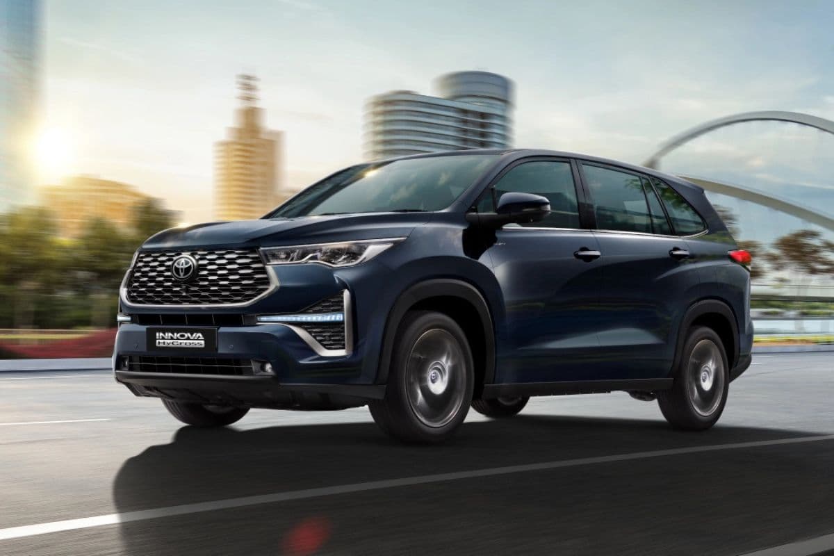 Toyota के इस कार ने पार किया 2 लाख बिक्री का आंकड़ा, जानें क्यों लोग टूट पड़े इसे खरीदने के लिए?