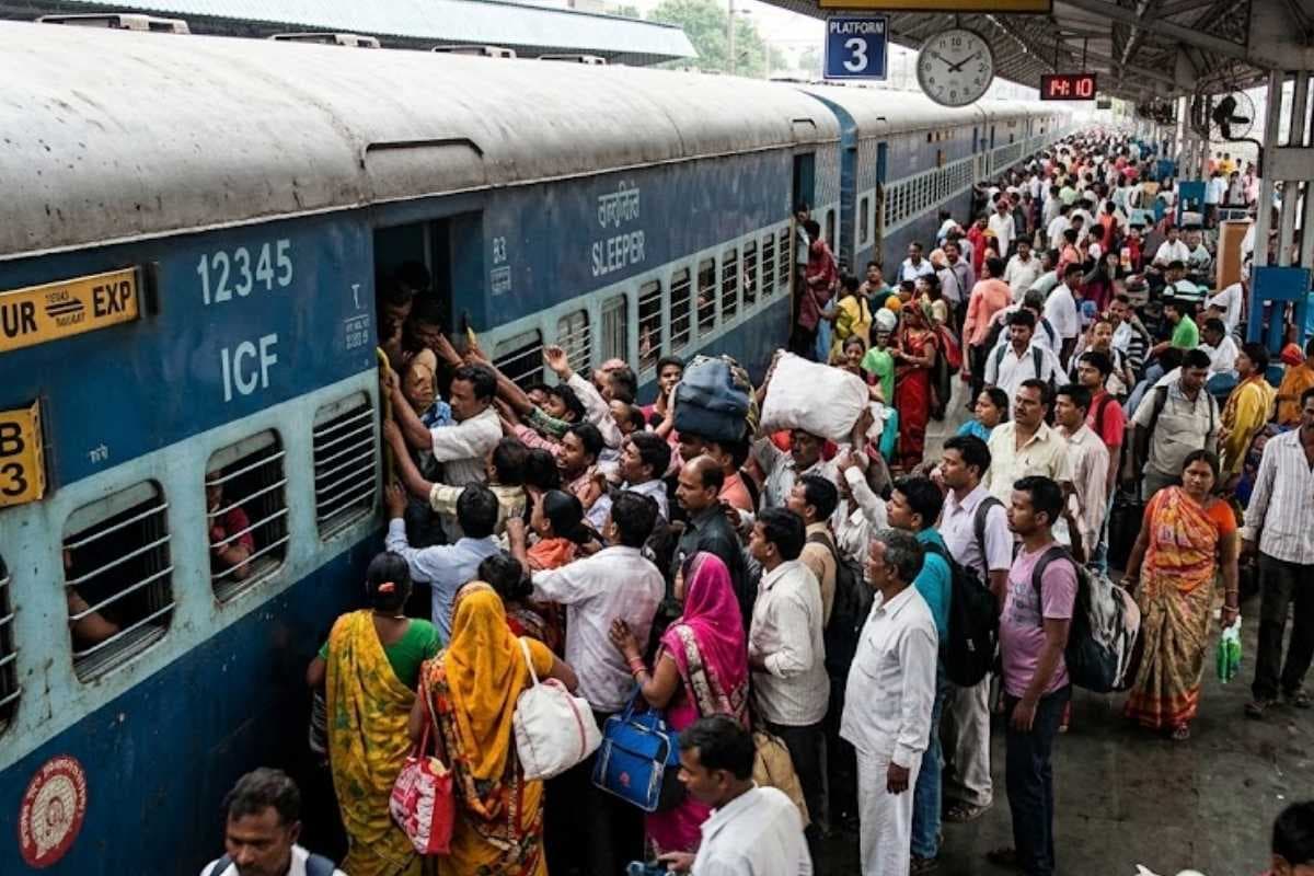 गर्मी की छुट्टियों से पहले कन्फर्म टिकट की परेशानी, कई ट्रेनों में वेटिंग 100 के पार