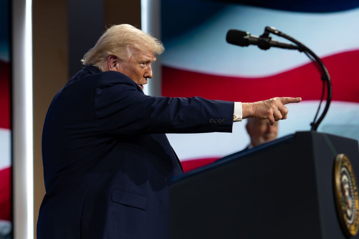 ट्रंप की ईरान को फिर धमकी: 'मंगलवार तक स्ट्रेट ऑफ होर्मुज खोलो, वरना नर्क बन जाएगा देश'