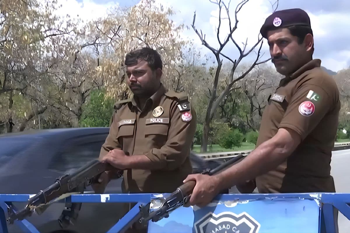 पाकिस्तान में US-ईरान वार्ता पर बैठक: इस्लामाबाद बना किला, सड़कों पर कंटेनर और कटीले तार, लोग घरों में कैद