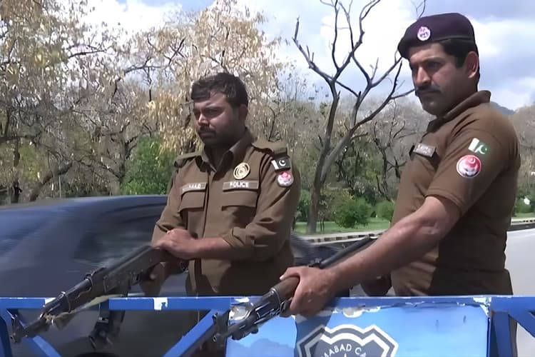 पाकिस्तान में US-ईरान वार्ता पर बैठक: इस्लामाबाद बना किला, सड़कों पर कंटेनर और कटीले तार, लोग घरों में कैद