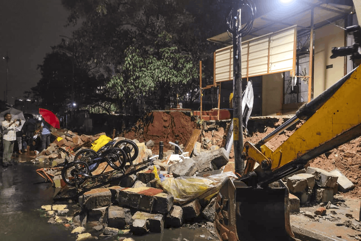 बेंगलुरु में आंधी-बारिश से ढही दीवार, सात लोगों की मौत
