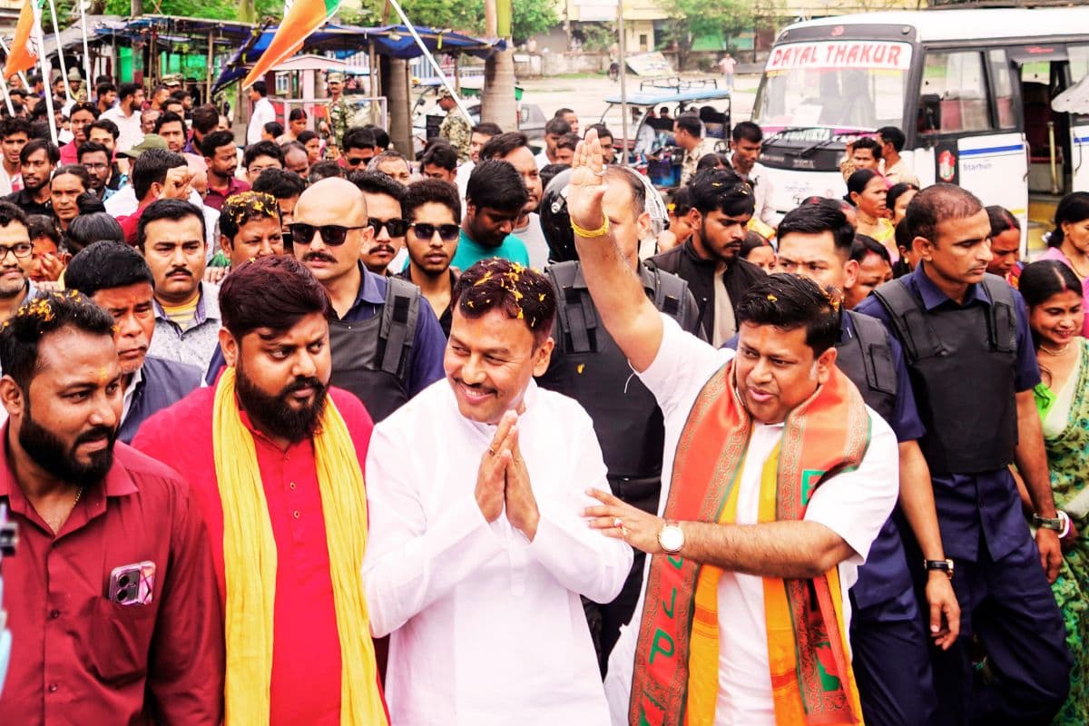 भाजपा प्रत्याशियों के नामांकन में पहुंचे सुकांत मजूमदार और शमिक भट्टाचार्य, देखें 26 दिग्गजों की लिस्ट