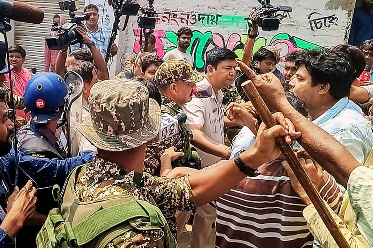 बंगाल चुनाव के पहले चरण में बवाल, नोदा में पत्थरबाजी-लाठीचार्ज, बीरभूम-कुमारगंज में उम्मीदवारों पर हमला