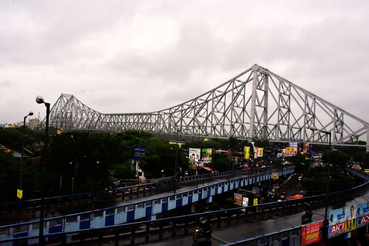 बंगाल पर भारी 72 घंटे, उत्तर से दक्षिण तक तूफान और मूसलाधार बारिश का अलर्ट, कोलकाता में पारा लुढ़का