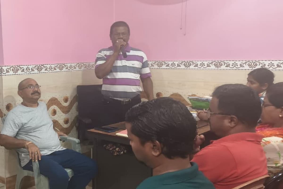 ठेका मजदूरों की छंटनी पर गुवा में बवाल, अस्पताल की बदहाली पर भी फूटा गुस्सा