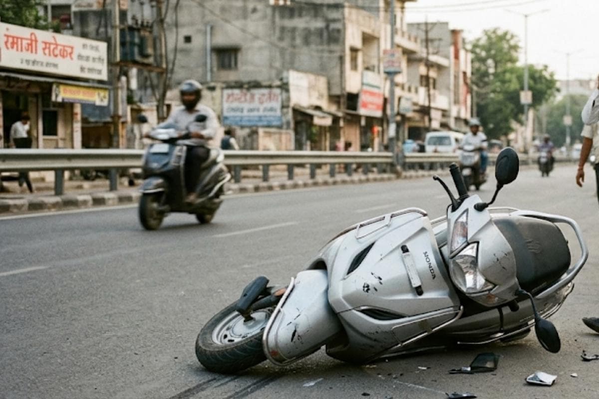 स्कूटी हादसे में युवक की मौत, युवती गंभीर रूप से घायल