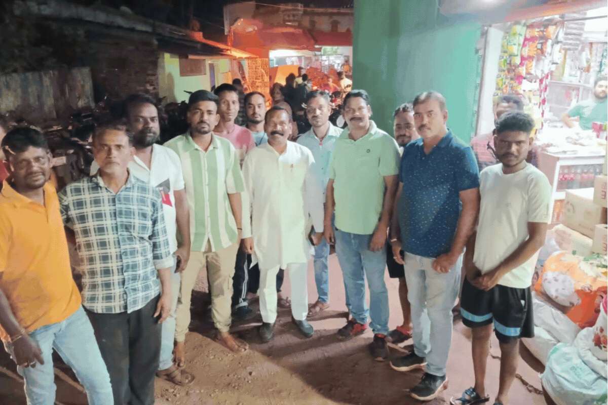 गुवा में पूर्व मुख्यमंत्री मधु कोड़ा का दौरा, रोजगार और समस्याओं पर हुई चर्चा