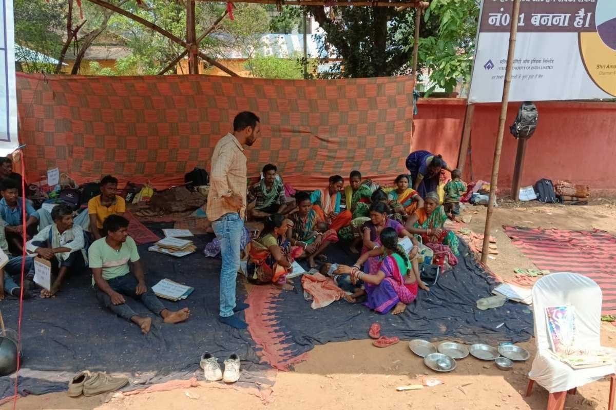 गुवा में 72 घंटे से जारी भूख हड़ताल, ग्रामीणों ने चक्का जाम और रेल मार्ग रोकने की दी चेतावनी