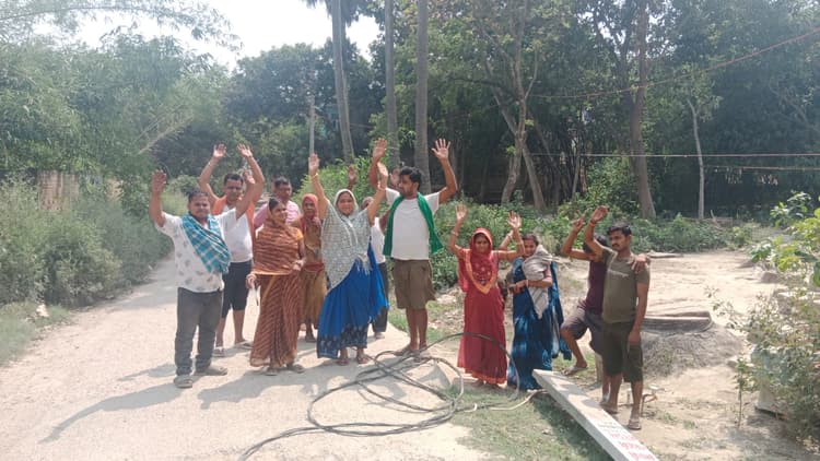 समस्तीपुर: दलसिंहसराय में कई दिनों से टूटा बिजली पोल, सप्लाई ठप, ग्रामीणों में आक्रोश