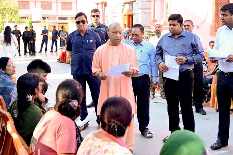 योगी सरकार का तोहफा, लाखों छात्र-छात्राओं को मिलेंगे मुफ्त टैबलेट