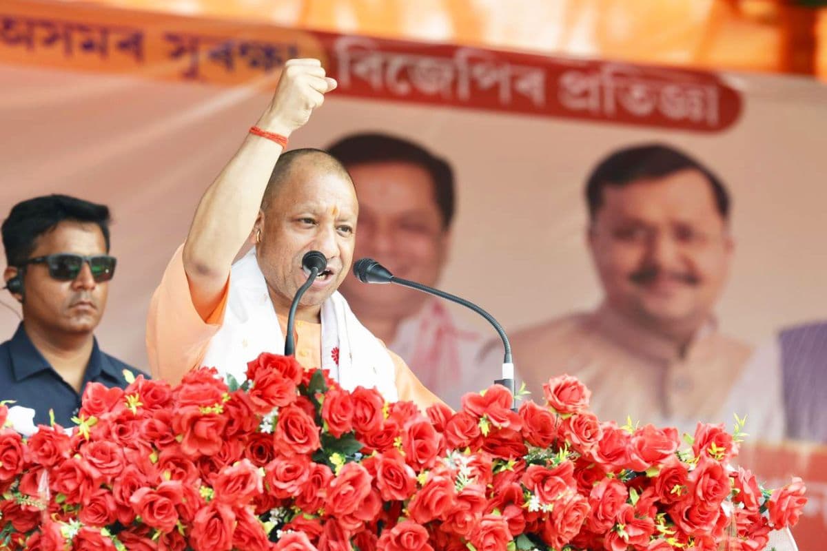 असम में घुसपैठियों पर गरजे योगी आदित्यनाथ, बोले- बोरिया-बिस्तर समेटकर बाहर जाना होगा