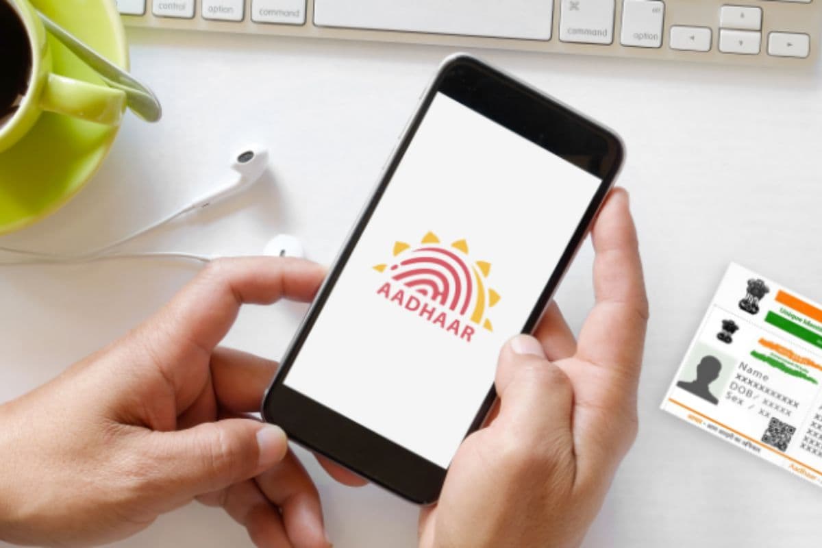 आधार कार्ड में पिता का नाम कैसे करें सही? घर बैठे खुद कर सकते हैं अपडेट, जानें तरीका