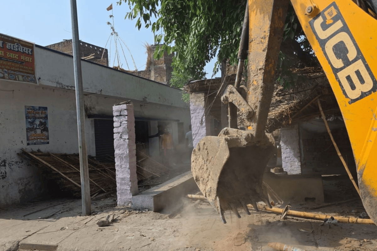 सीएम सम्राट की सख्ती का असर, आरा में गरजा प्रशासन का बुलडोजर, हटाए गए अवैध कब्जे
