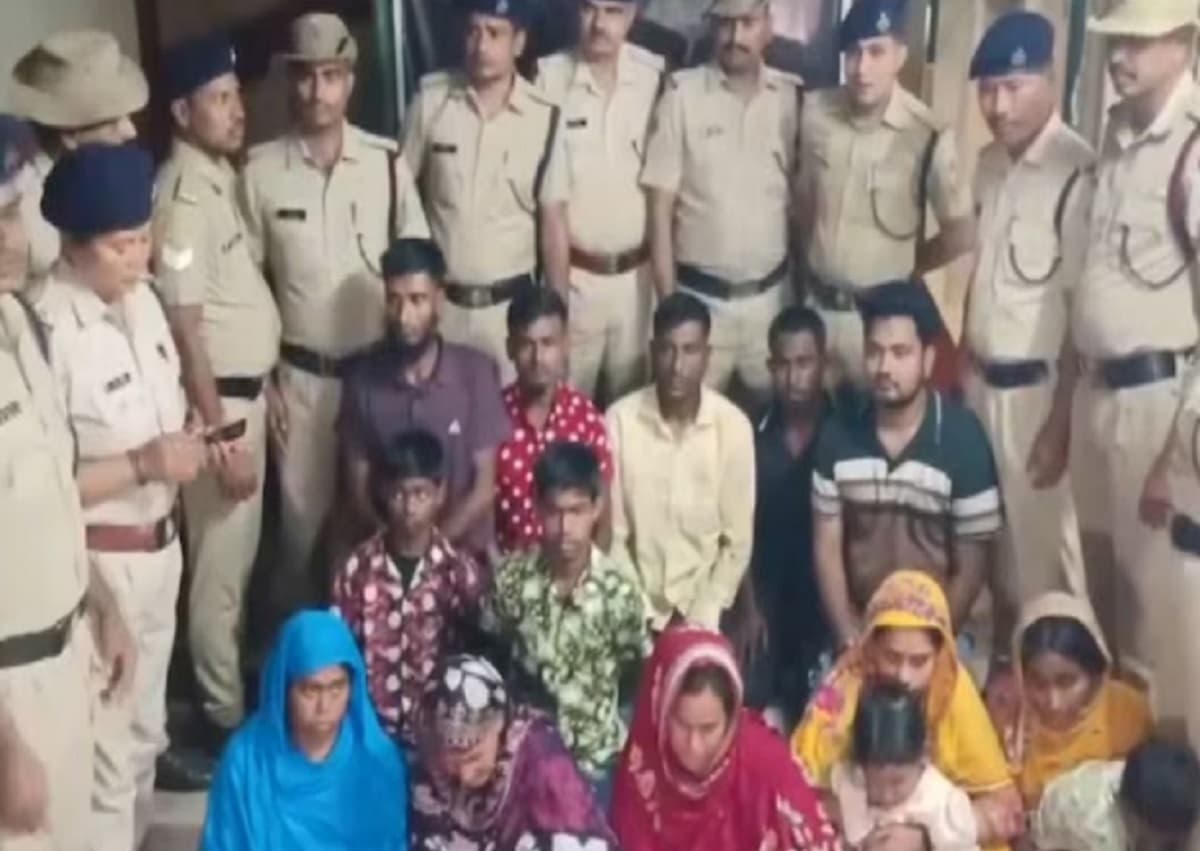 पश्चिम बंगाल में पकड़े गए 14 बांग्लादेशी, नकली आधार समेत मिले कई दस्तावेज