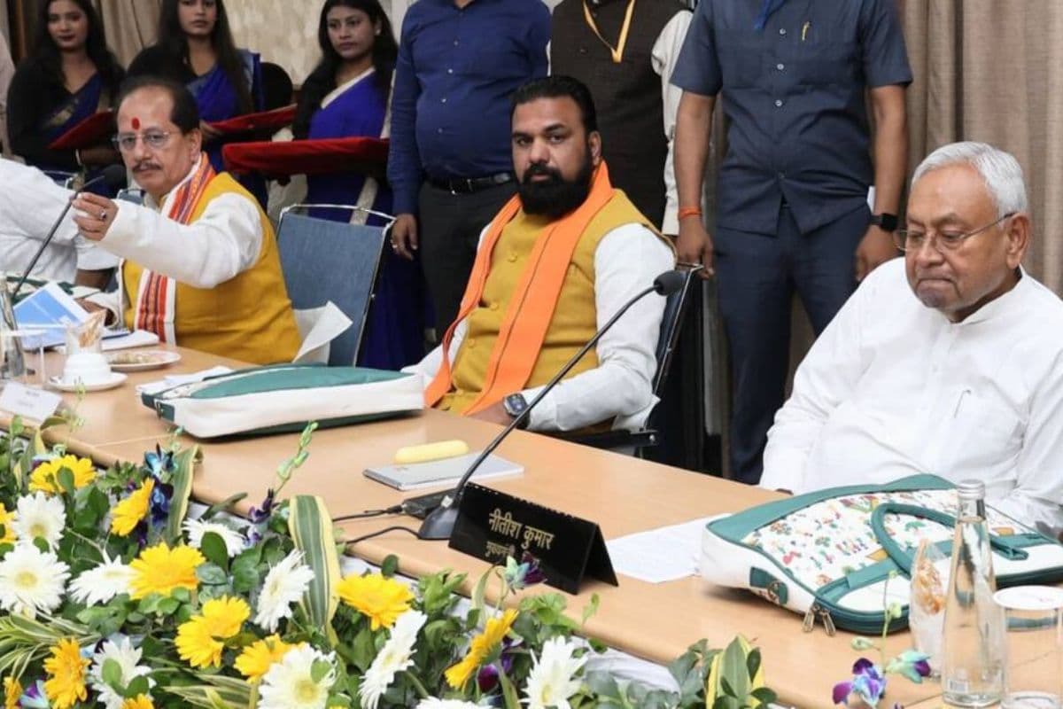 नीतीश सरकार की आखिरी बैठक खत्म, कैबिनेट भंग करने की सिफारिश, 3 बजे इस्तीफा दे सकते हैं सीएम