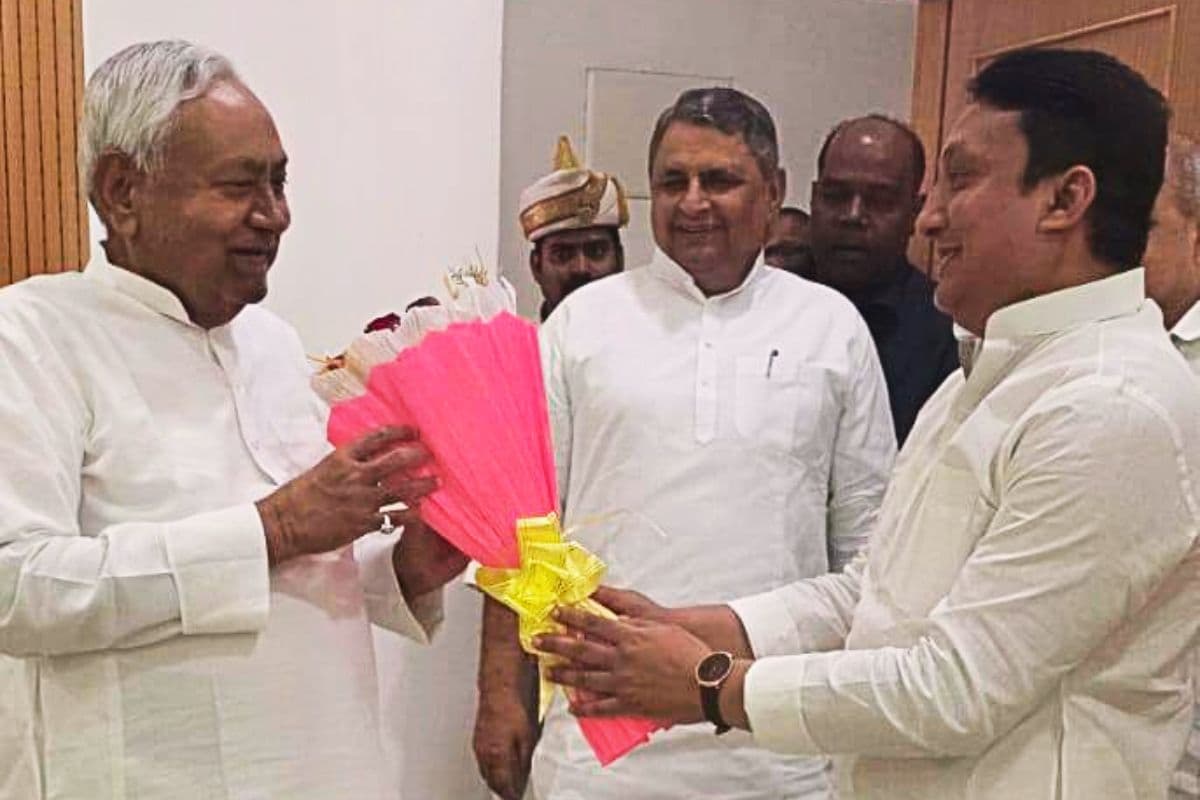 RJD विधायक फैसल रहमान ने की सीएम नीतीश से मुलाकात, सोशल मीडिया पर शेयर की तस्वीर