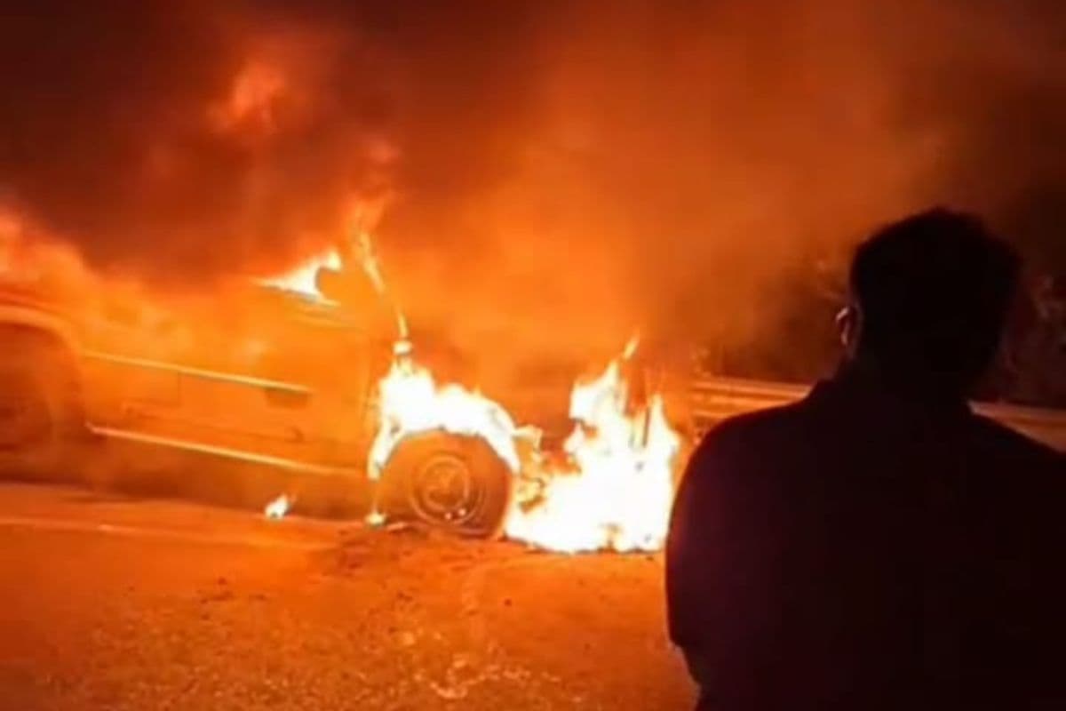 बिहार में बारात जा रही कार बनी आग का गोला, 10 लोगों ने कूदकर बचाई जान
