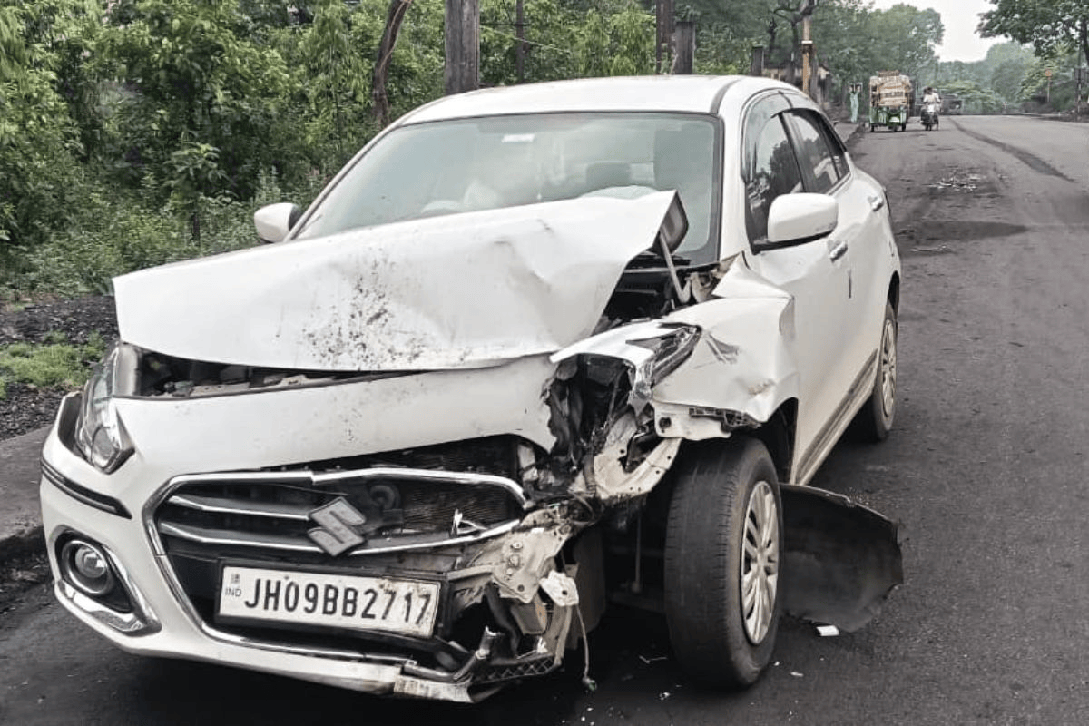 बोकारो: तेज रफ्तार कार ने पुलिस गश्ती गाड़ी को मारी टक्कर, चार घायल