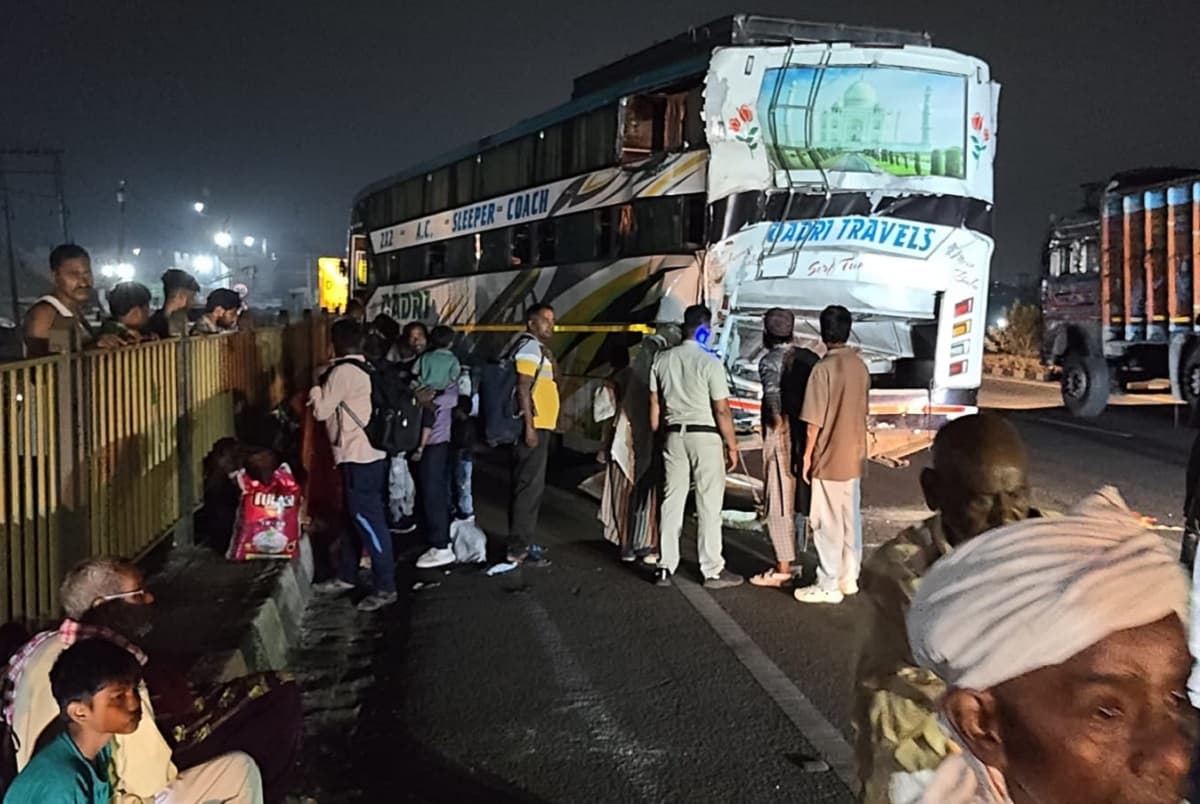 बंगाल के रानीगंज में सड़क हादसा, टूरिस्ट बस के 16 यात्री घायल