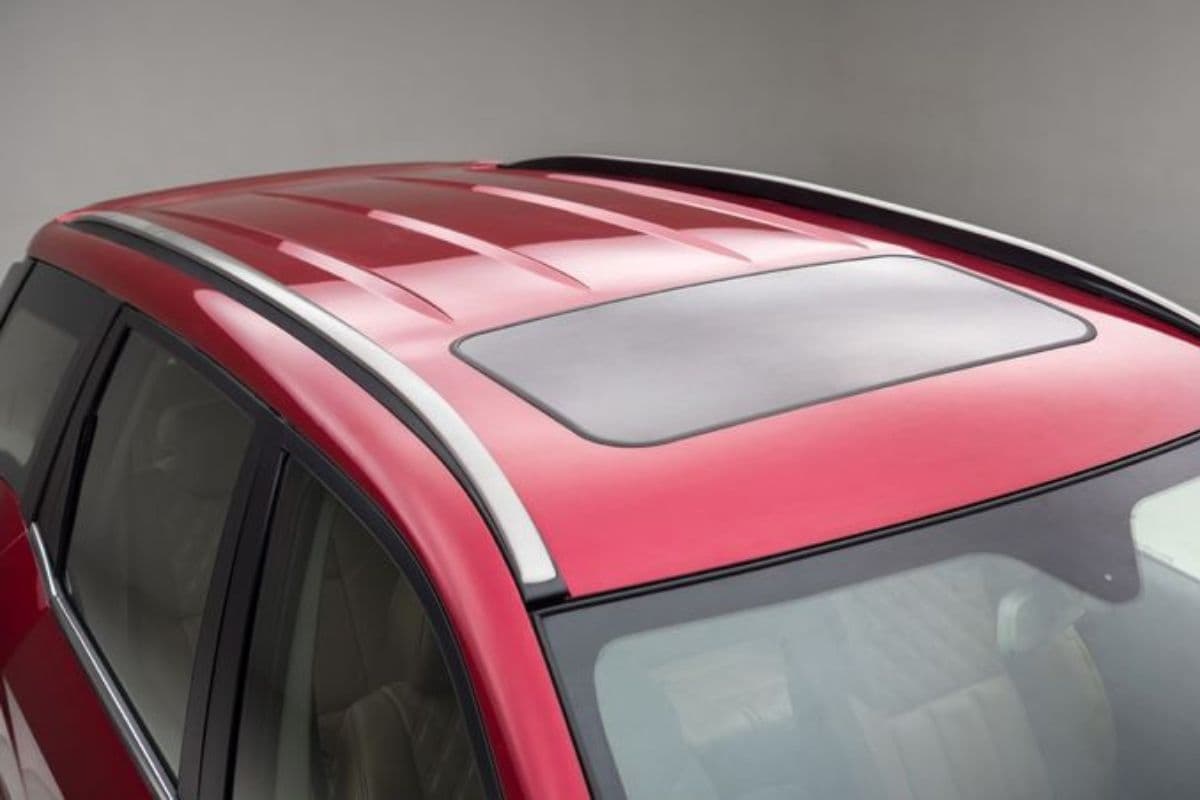 कार की छत पर क्यों बने होते हैं उभरे हुए पैटर्न? अच्छे-अच्छे ड्राइवरों को नहीं पता होती वजह