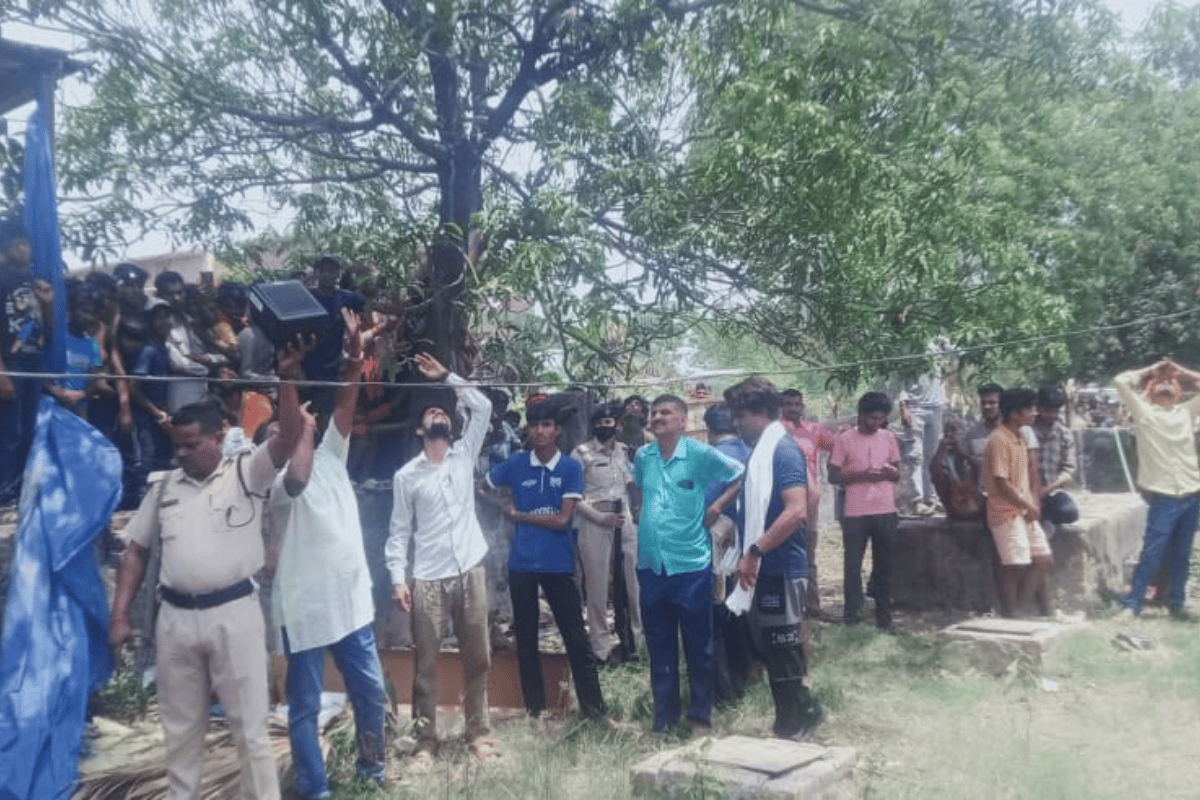 बॉयफ्रेंड से शादी की जिद में टावर पर चढ़ी लड़की, छपरा में हाई वोल्टेज ड्रामा, घंटों मान-मनौव्वल के बाद उतरी नीचे