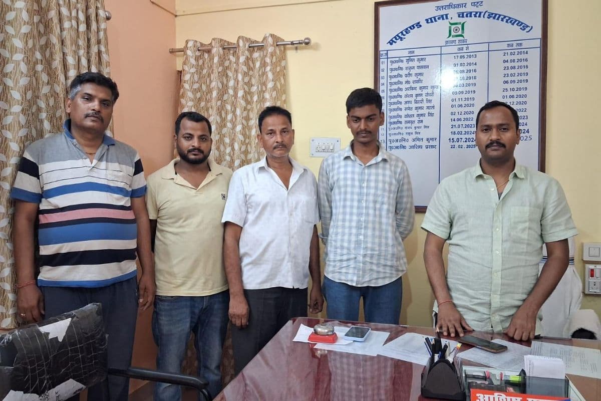 चतरा में इंटर रिजल्ट के डर से लापता युवक, पानी टंकी के छत से सुरक्षित बरामद  