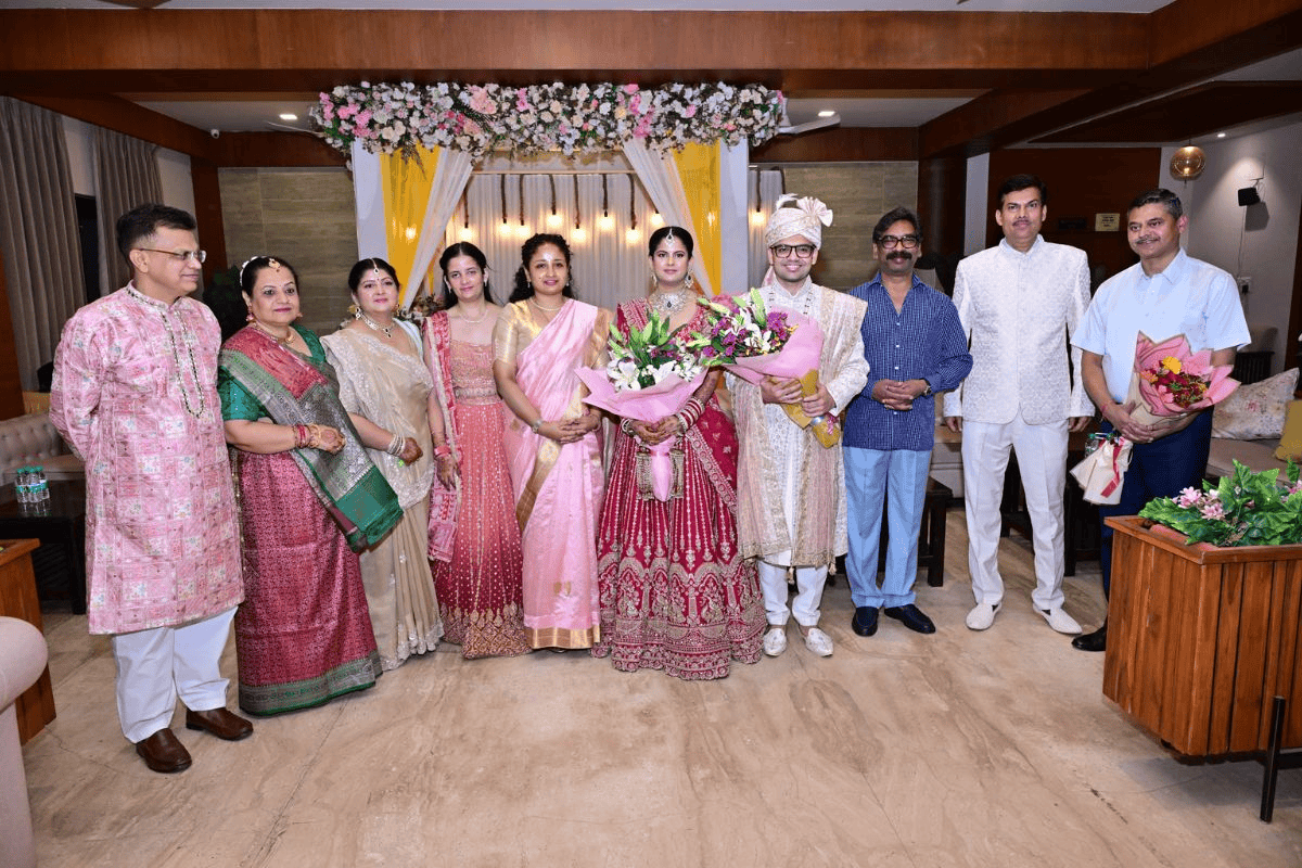 जमशेदपुर डीसी की बेटी की शादी में पहुंचे मुख्यमंत्री हेमंत सोरेन, वर-वधू को दिया आशीर्वाद 
