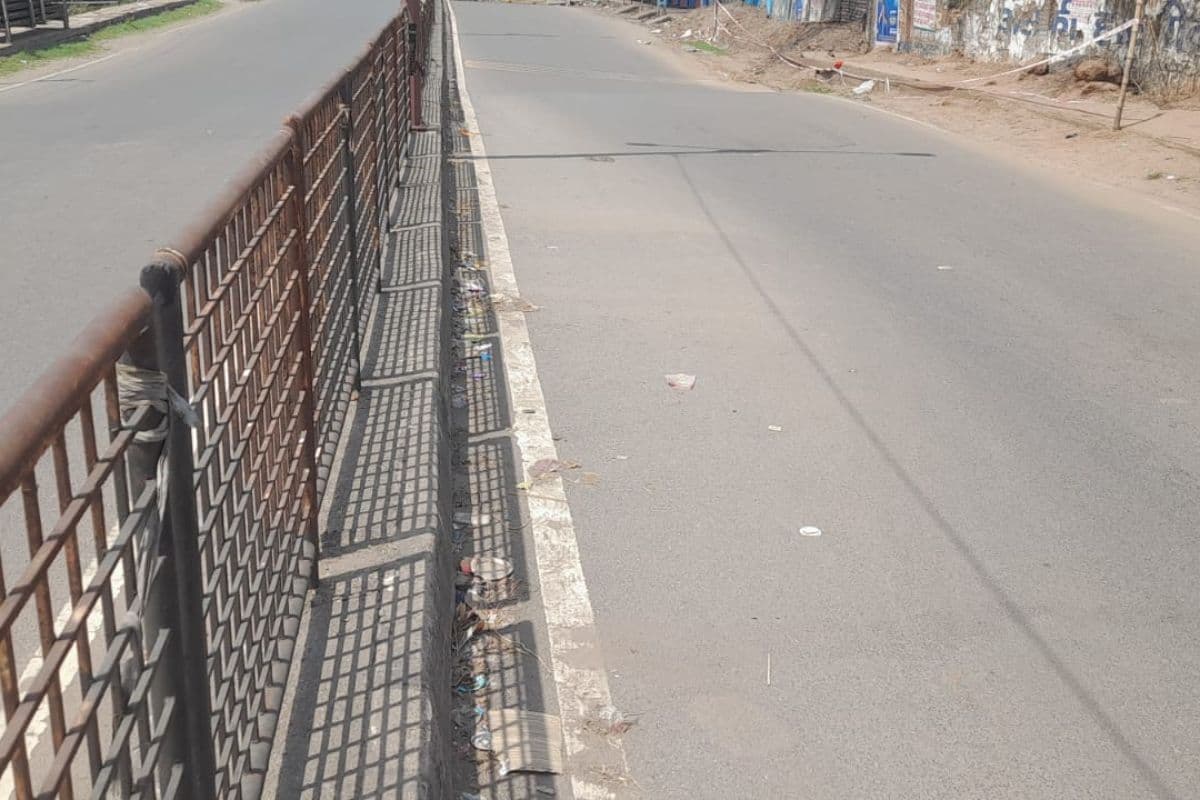 धनबाद में केंदुआ मुुख्य मार्ग पर धंसी सड़क, प्रशासन ने रोड ब्लॉक किया