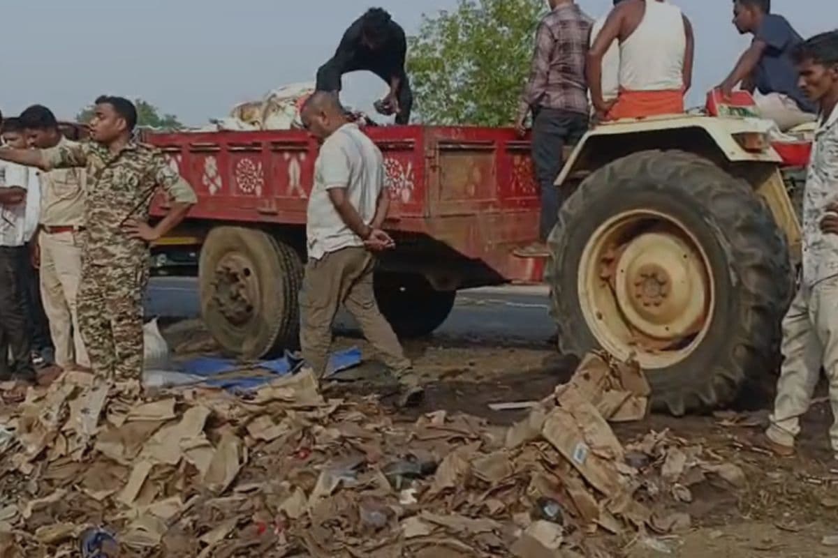 दुमका के जमुनियां के पास पलटे ट्रक से अवैध शराब बरामद, बिहार ले जाने की थी तैयारी
