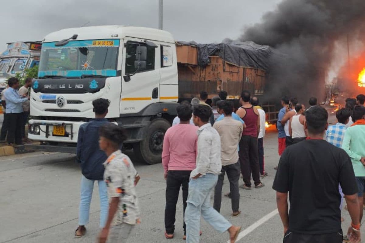 गिरिडीह में सड़क हादसा, तीन ट्रकों की टक्कर के बाद लगी आग, दो जलकर खाक
