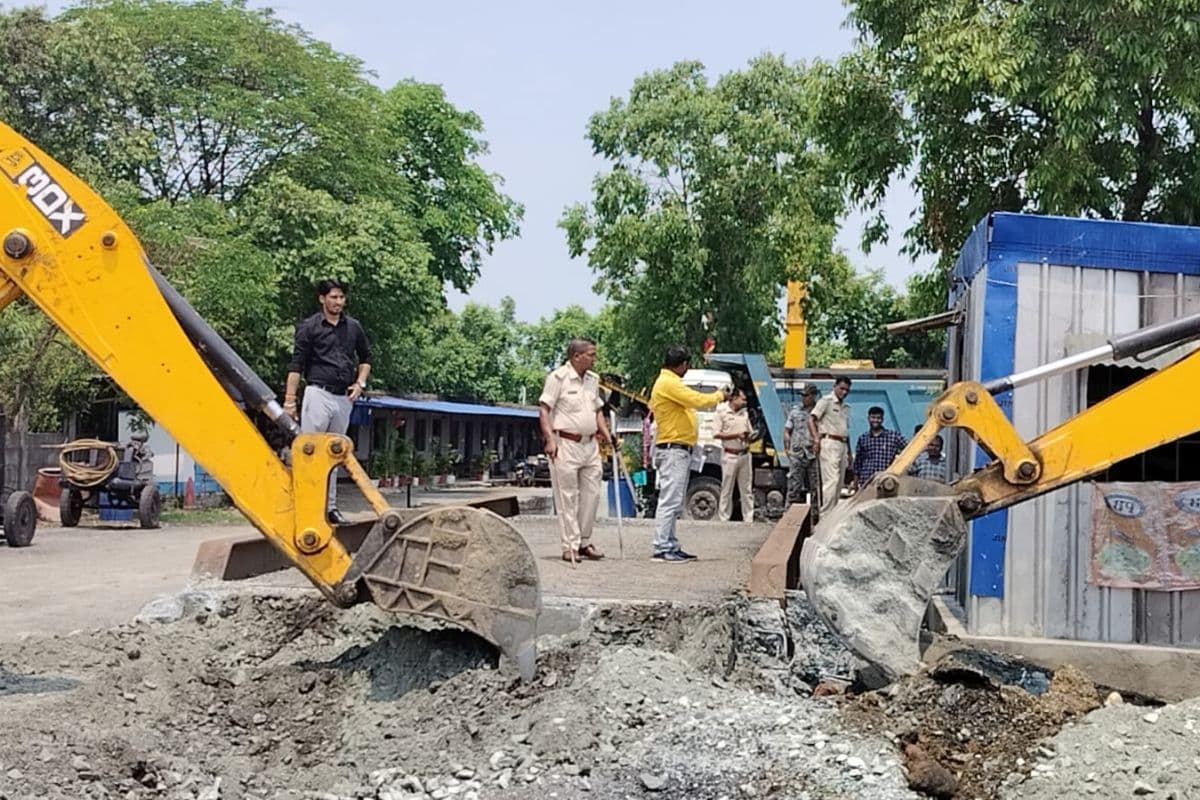 पूर्वी सिंहभूम के पोटका में ठेकेदारों के अवैध निर्माण पर चला प्रशासन का बुलडोजर