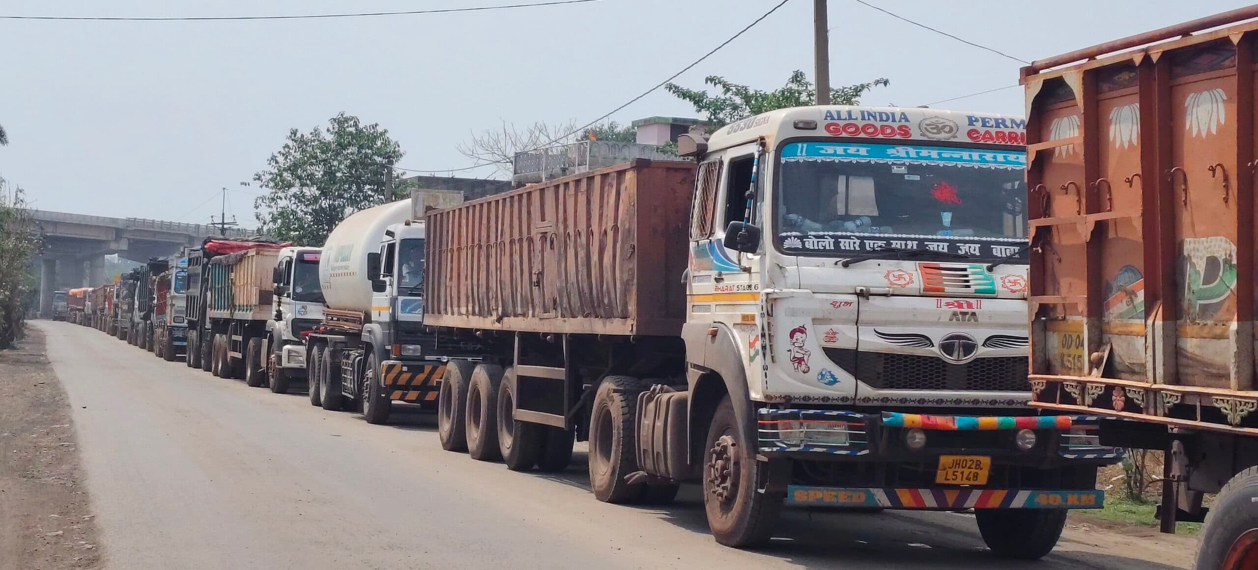 Seraikela Kharsawan News : 72 घंटे से जाम, रूट बदलकर चल रहीं बसें