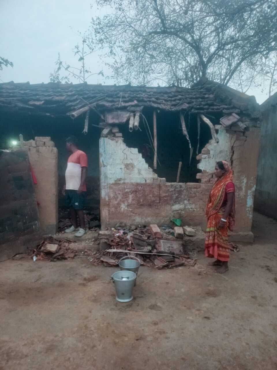 Seraikela Kharsawan News : हाथी ने घर व दुकान तोड़ी, स्कूल का चावल खाया