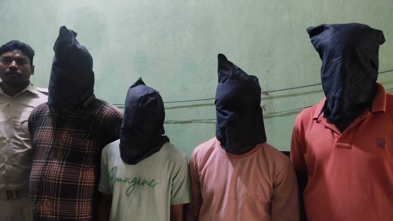 East Singhbhum News : चाकुलिया में नकली शराब फैक्ट्री का भंडाफोड़, वार्ड पार्षद समेत 4 गिरफ्तार