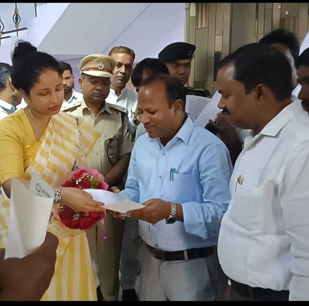 Giridih News : कल्पना सोरेन को प्लस टू शिक्षक संघ ने सौंपा ज्ञापन