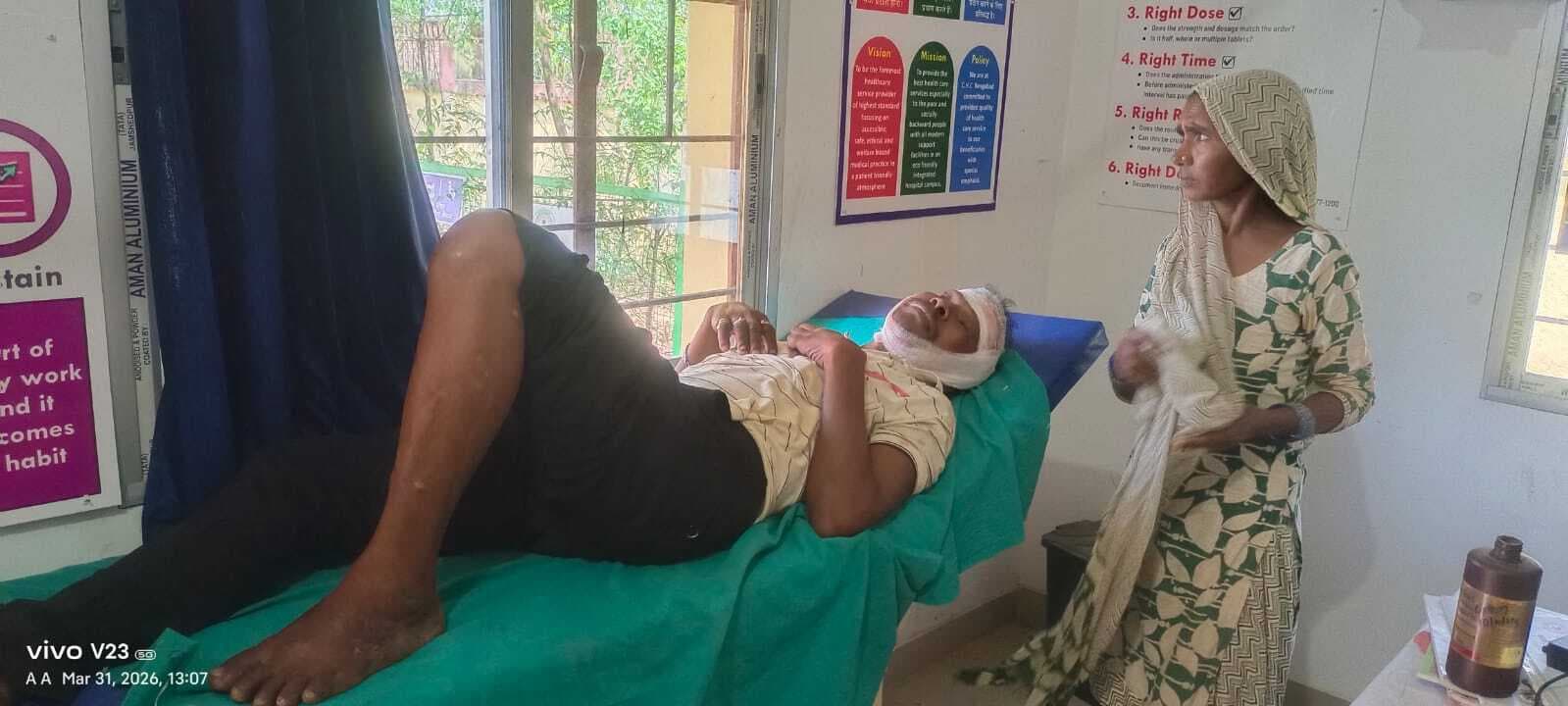 Giridih News : वाहन की चपेट में आने से बाइक सवार युवक गंभीर