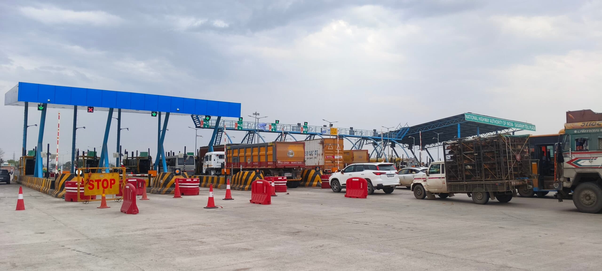 टोल प्लाजा पर 6% तक बढ़ा टैक्स, बिना फास्टैग वाले वाहनों से वसूला सवा गुना शुल्क