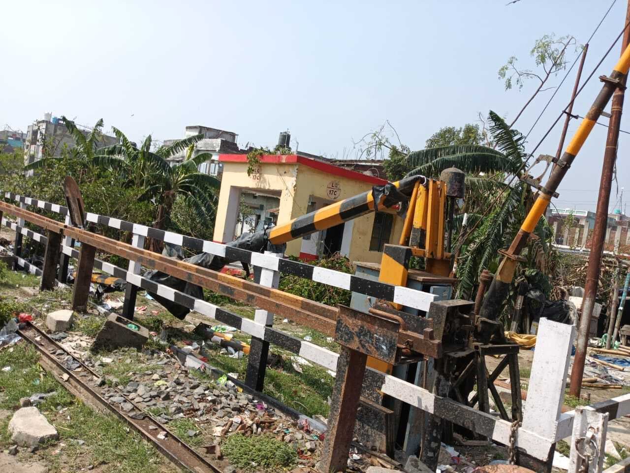 तेज आंधी में टूटा इलेक्ट्रिक लिफ्टिंग गेट