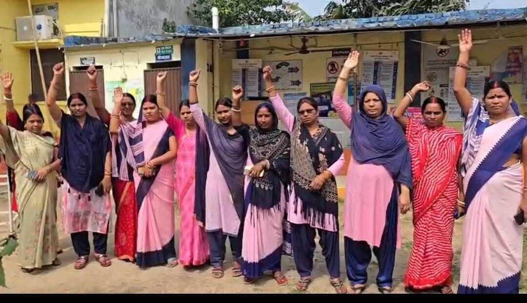 आठ महीने से वेतन बकाया को लेकर सीएससी टू की आशा ने किया विरोध प्रदर्शन