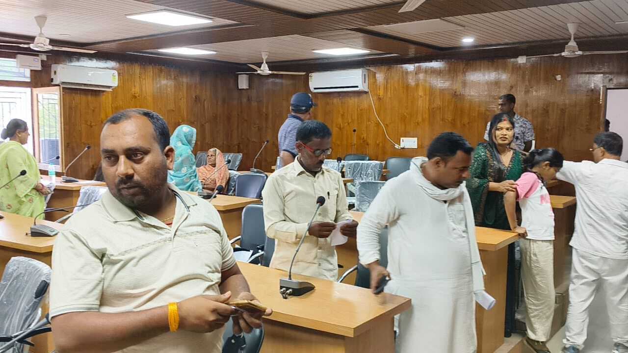 नगर परिषद की बैठक में हंगामा, प्रतिनिधियों के अड़ियल रवैये से बिगड़ा माहौल