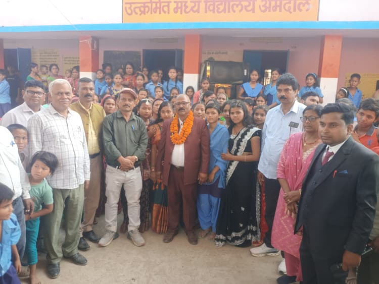 सेवानिवृति पर दो प्रधानाध्यापकों को दी विदाई