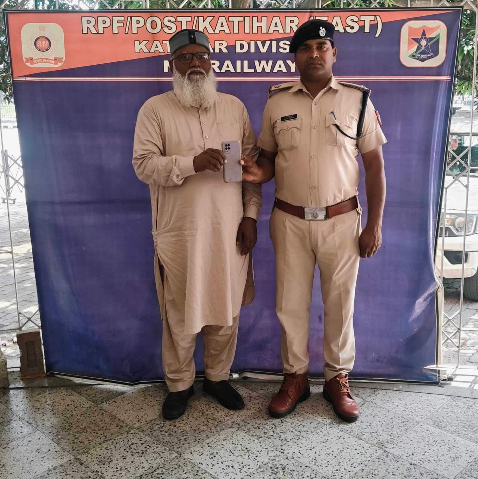 खोया मोबाइल आरपीएफ ने धारक को सौंपा