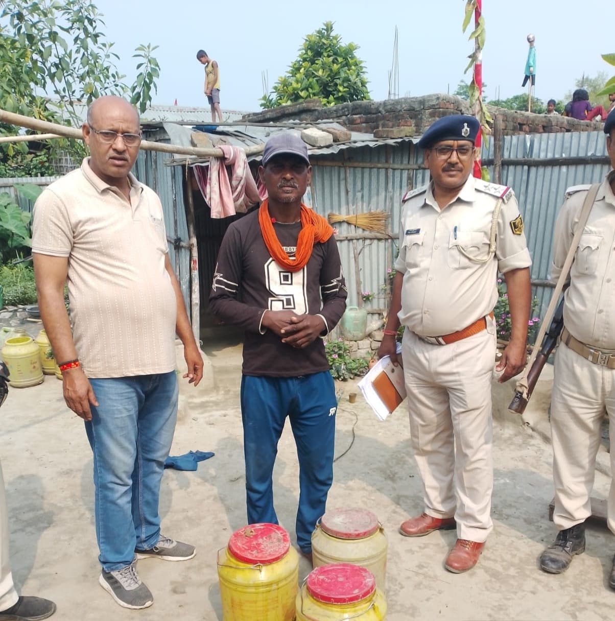 पुलिस की कार्रवाई में 60 लीटर चुलाई शराब के साथ एक गिरफ्तार