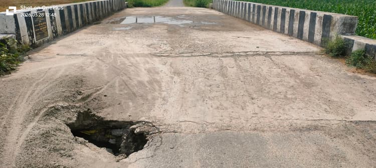 धंसी पुलिया का एप्रोच बना मौत का जाल