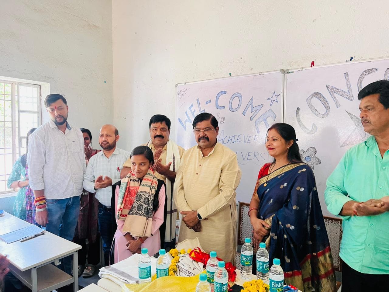 सदलपुर विद्यालय में मेधावी छात्र-छात्राओं को एमएलसी ने किया सम्मानित