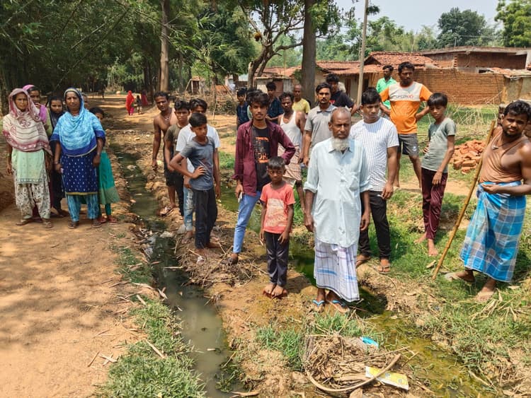 देवीपुर: सड़क नहीं होने से ग्रामीण परेशान