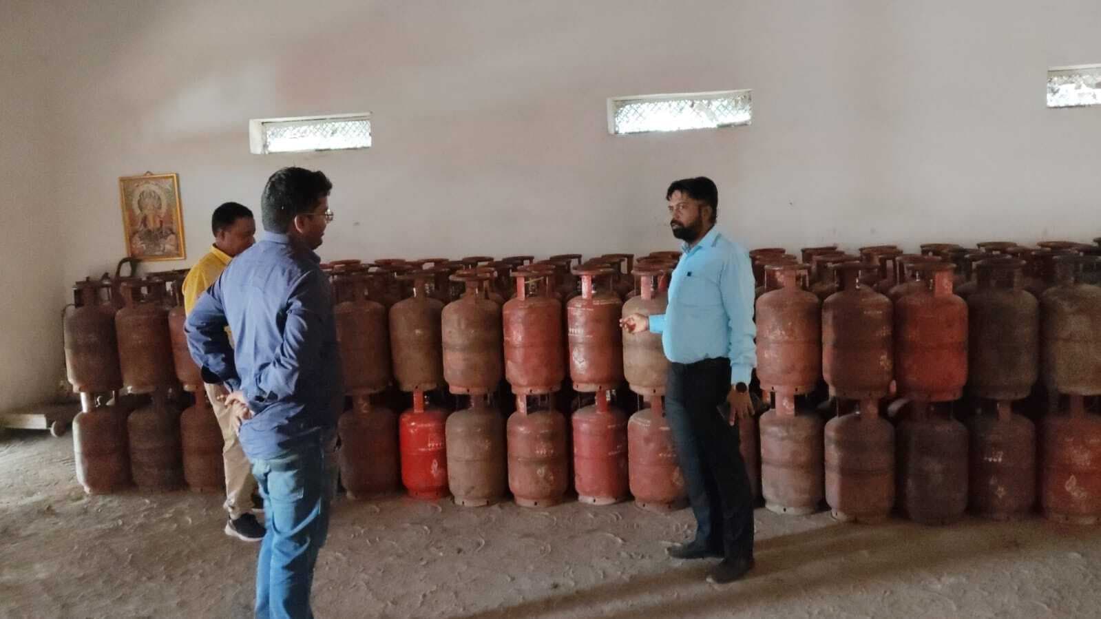 रसोई गैस की कमी नहीं, अफवाहों से बचें: एसडीओ