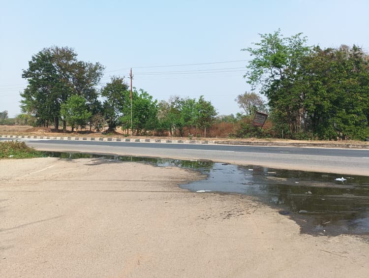 सड़क पर गंदा पानी के बहाव से लोगों की बढ़ी परेशानी