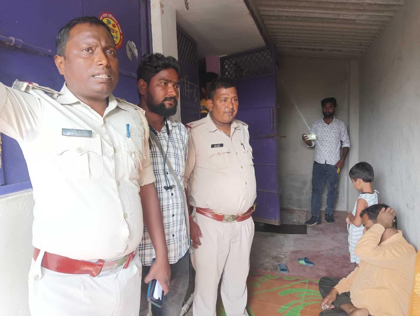 बलुआ टोला में एक ही रात नौ घरों में भीषण चोरी, करीब 25 लाख की संपत्ति पर हाथ साफ